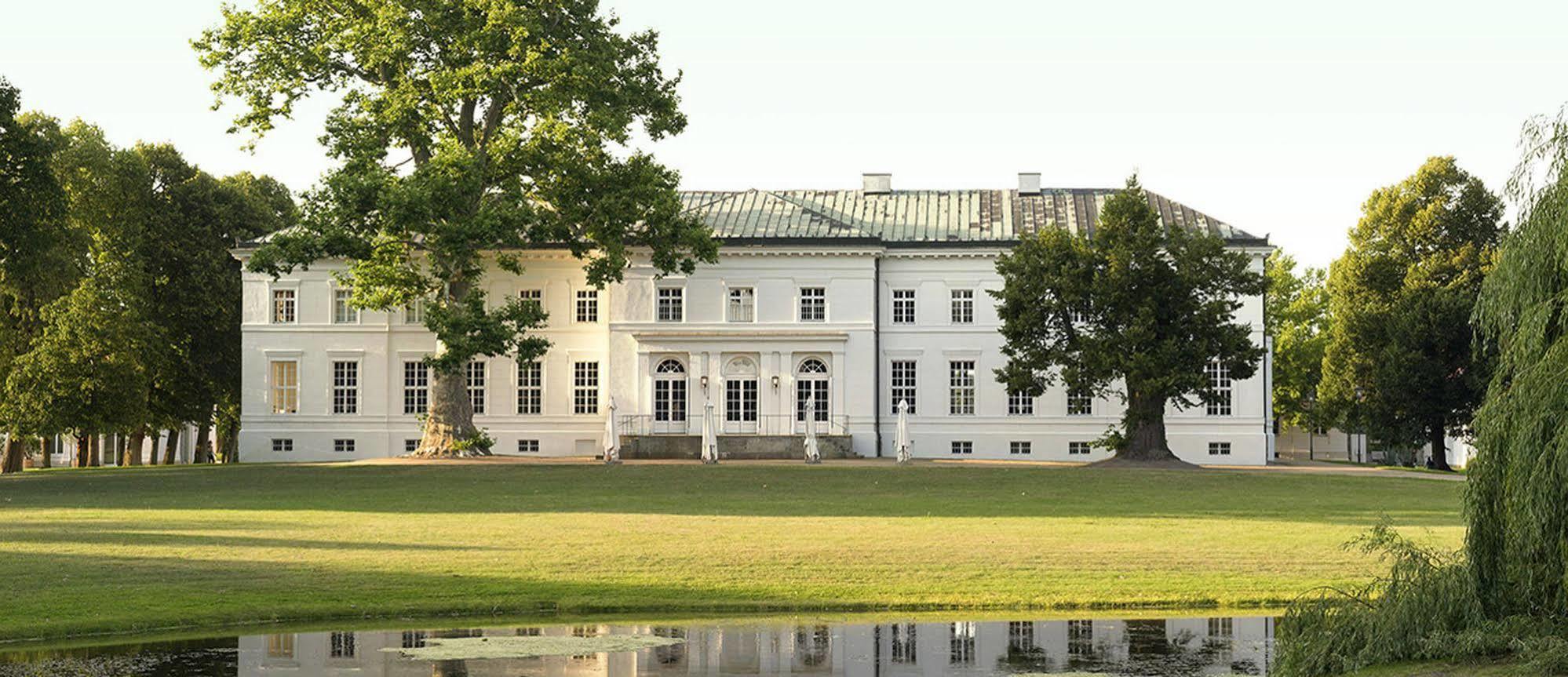 Hotel Schloss Neuhardenberg Buitenkant foto