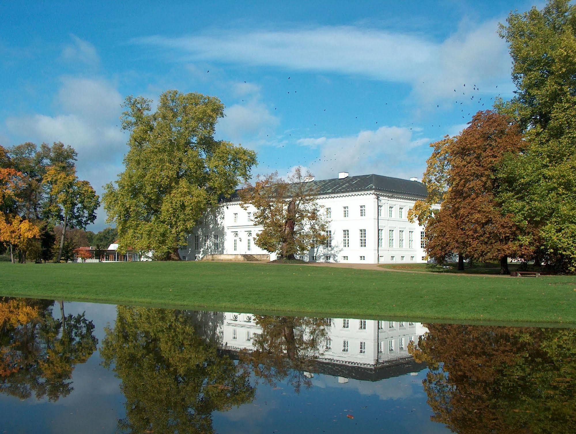 Hotel Schloss Neuhardenberg Buitenkant foto
